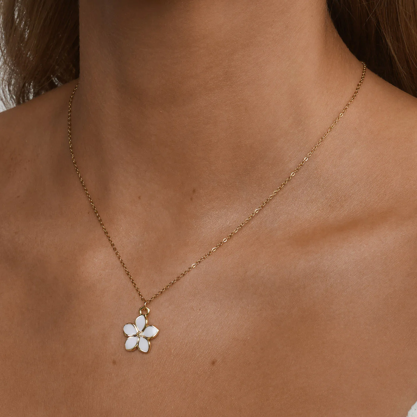 Gene - Halskjede Dinglende Blomst Hvit Emalje - Image 3