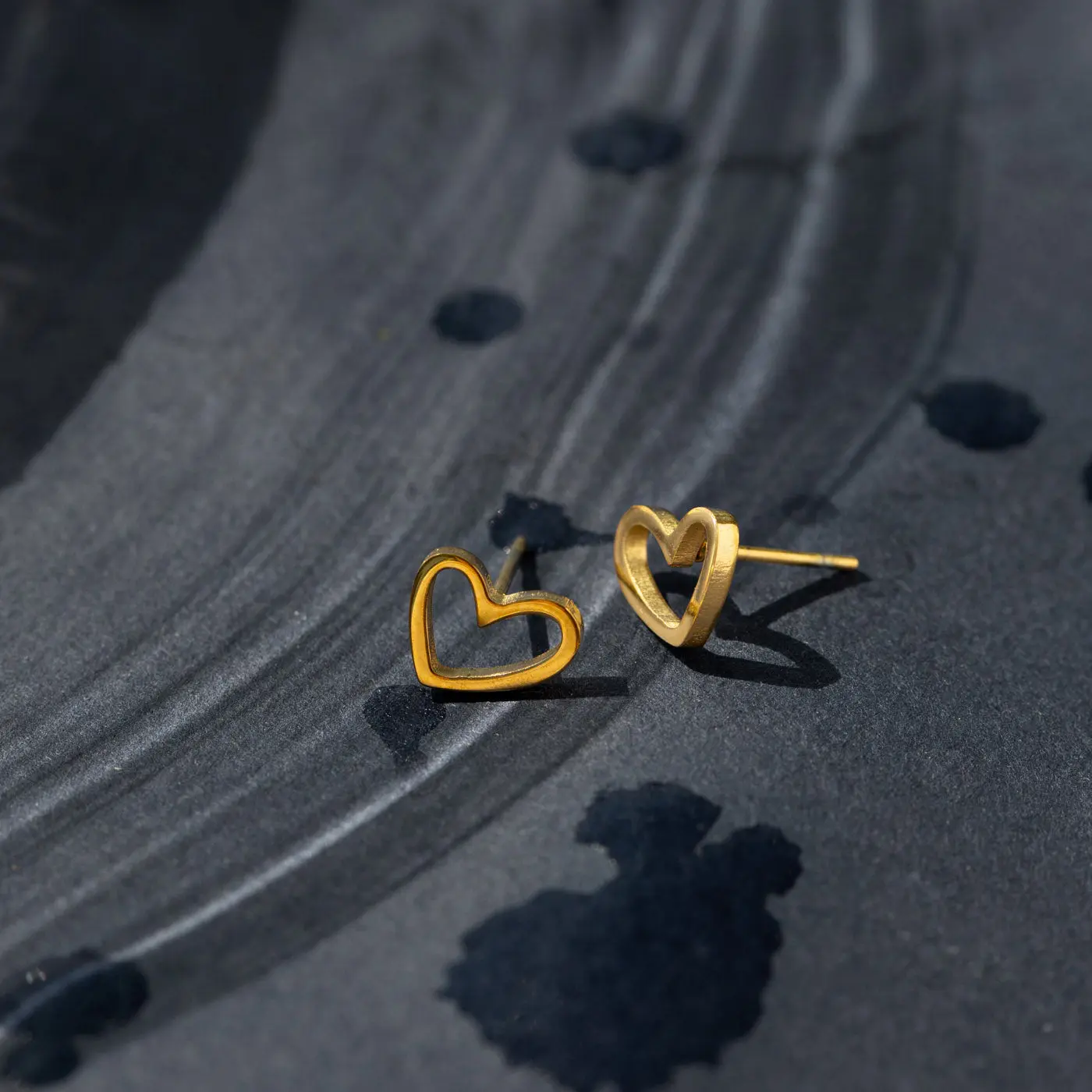 Sarah - Heart Outline Stud øredobber i rustfritt stål - Image 3