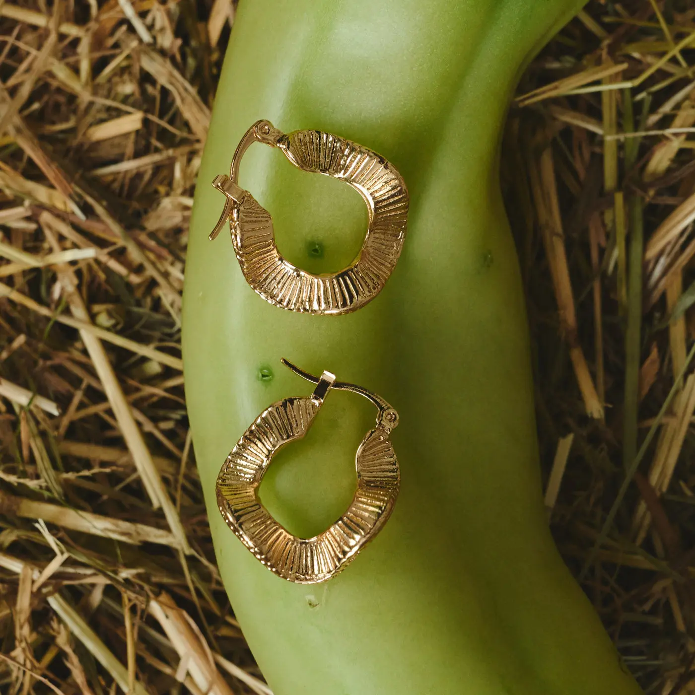 Zeina - Oriental Wavy Hoop øredobber - Image 3
